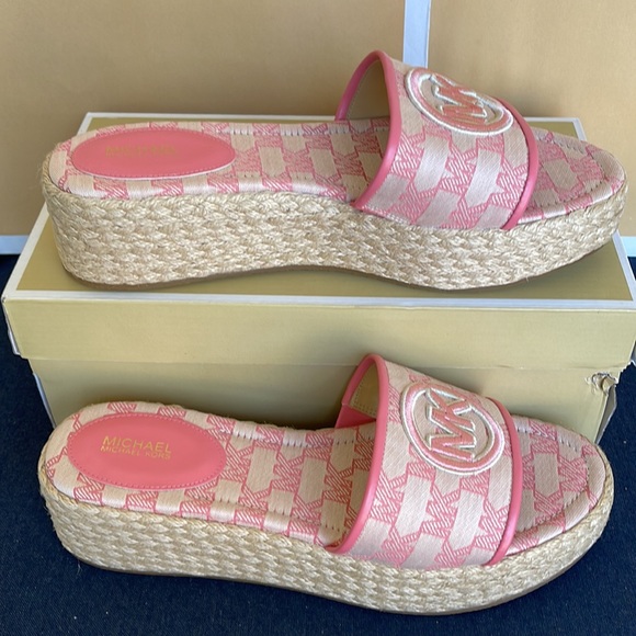 MICHAEL KORS SADLER WEDGE
MK OUTLINE JQD/EMB MK
TEA ROSE
49S3SDFA1Y
New - Picture 2 of 16